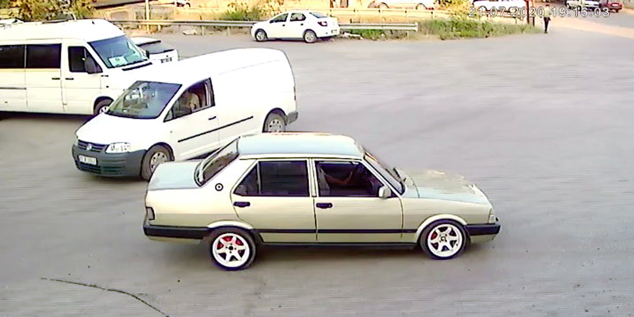 Trafiğe açık alanda drift yaptı! Polis plakası kapatılan Doğan marka otomobili arıyor