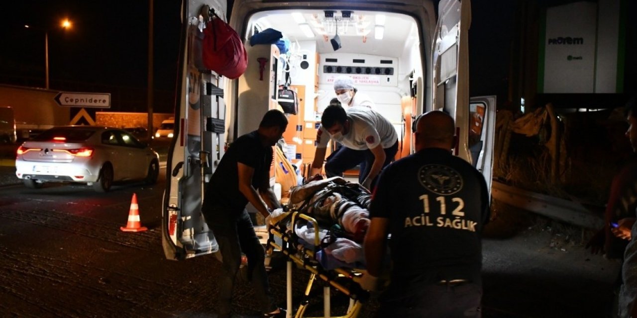 Otomobil ile motosiklet çarpıştı! Bariyerlere savrulan sürücünün bacağı koptu