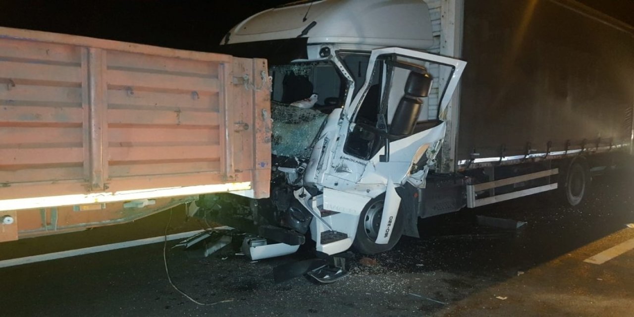 İş makinası yüklü tıra arkadan çarpan tırın sürücüsü sıkıştı