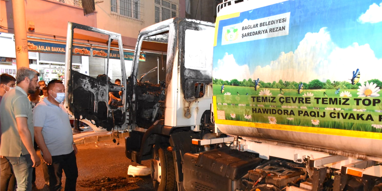 Yüzü maskeli 4 kişi belediyenin temizlik aracını benzin döküp yaktı