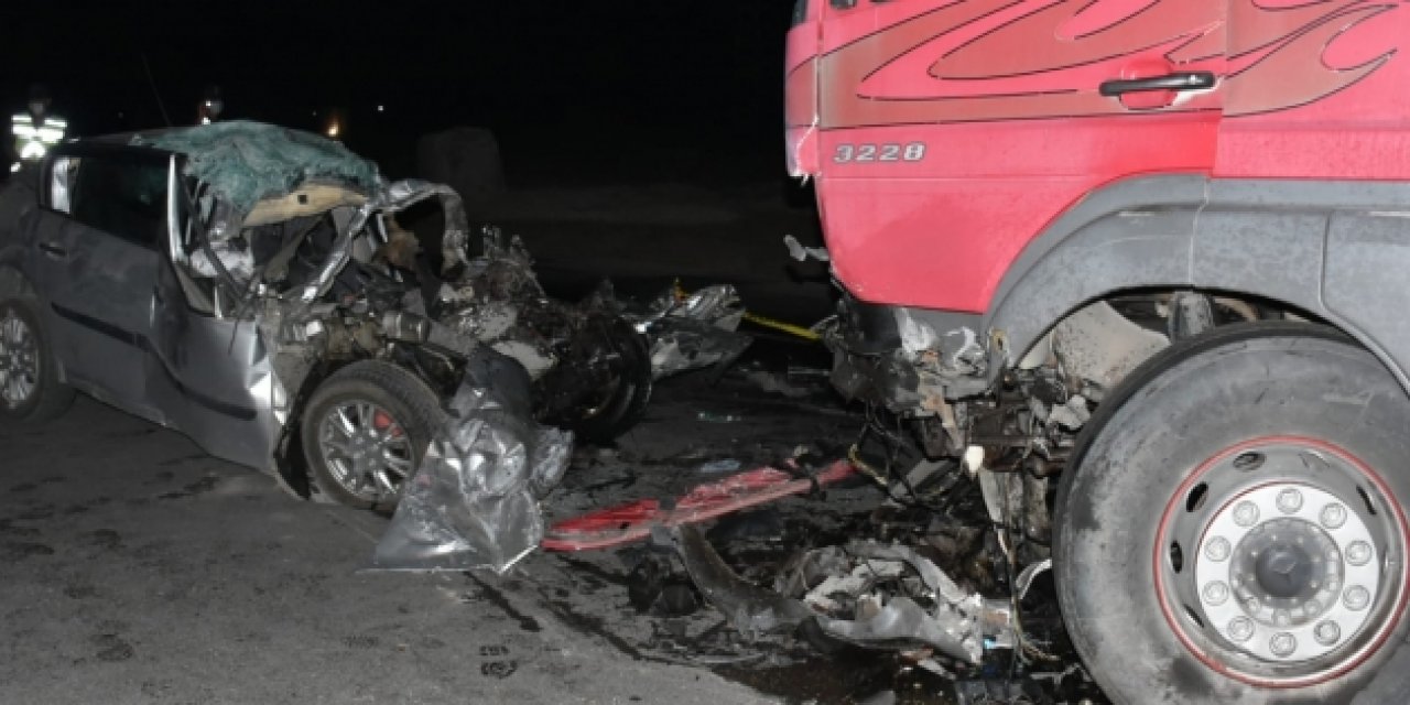 Aksaray'da feci trafik kazası! 1 kişi otomobilde sıkışarak can verdi