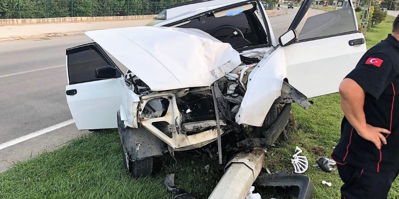 Direksiyon hakimiyetini kaybetti refüjdeki direğe çarparak durabildi