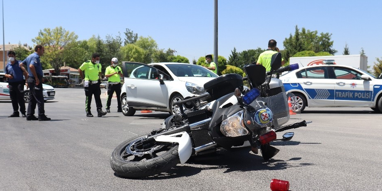 Otomobil ile motosikletli trafik polisi çarpıştı! Yola savrulan polis yaralandı