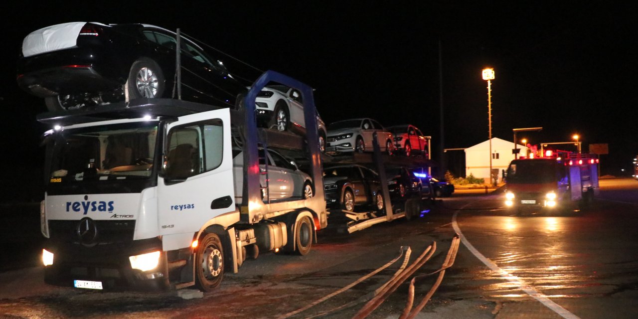 Sıfır araç yüklü tır seyir halinde alev aldı