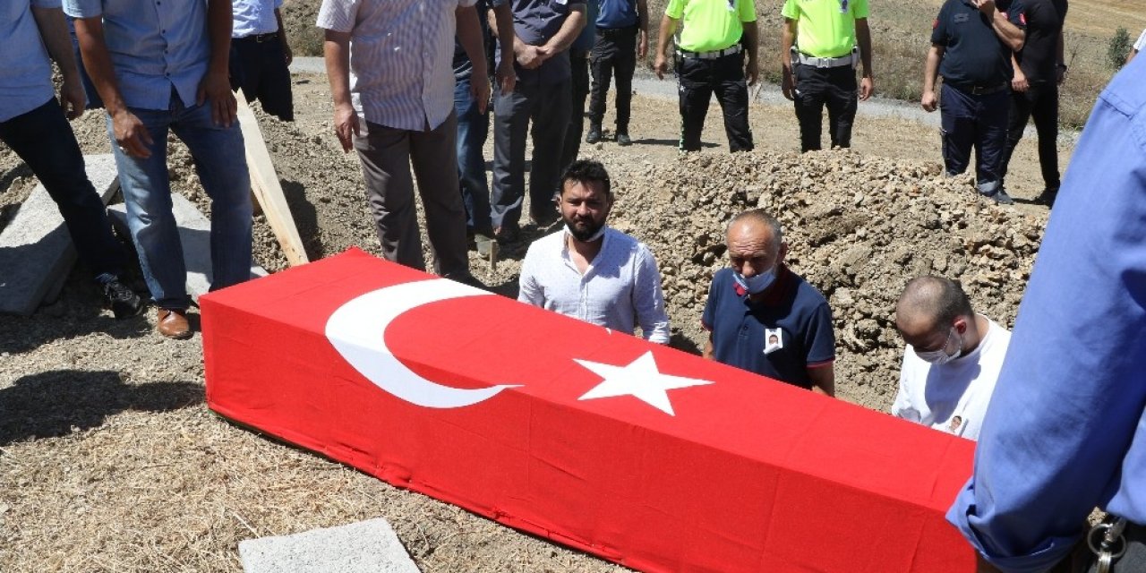 Bogularak ölmüştü! Polis eşini kendi elleriyle toprağa koydu