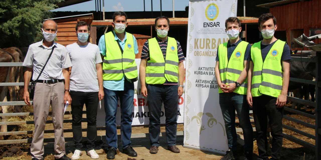 Türk vakıfları Üsküp'te kurban kesiyor