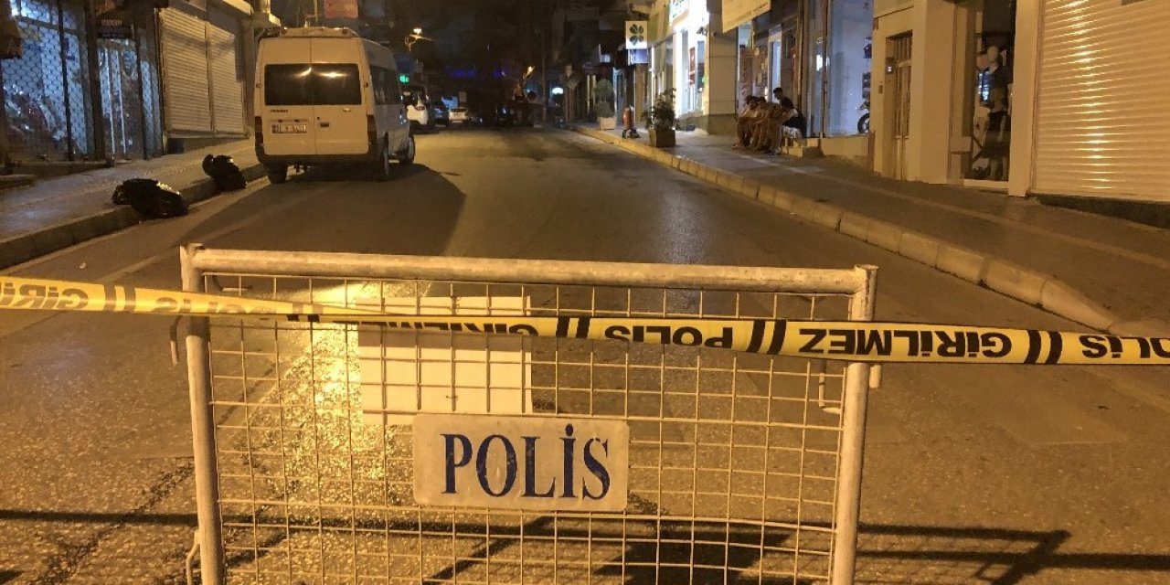 Dökülen zeytin yağı yolu trafiğe kapattırdı