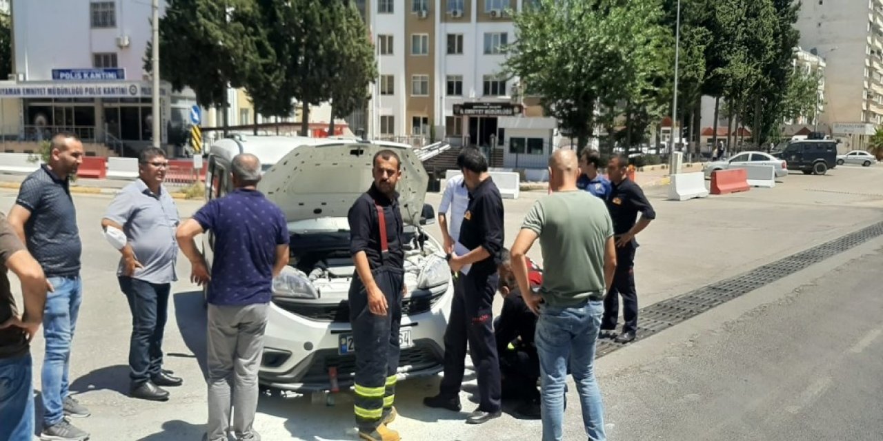 Seyir halinde alev alan aracı polisler kurtardı