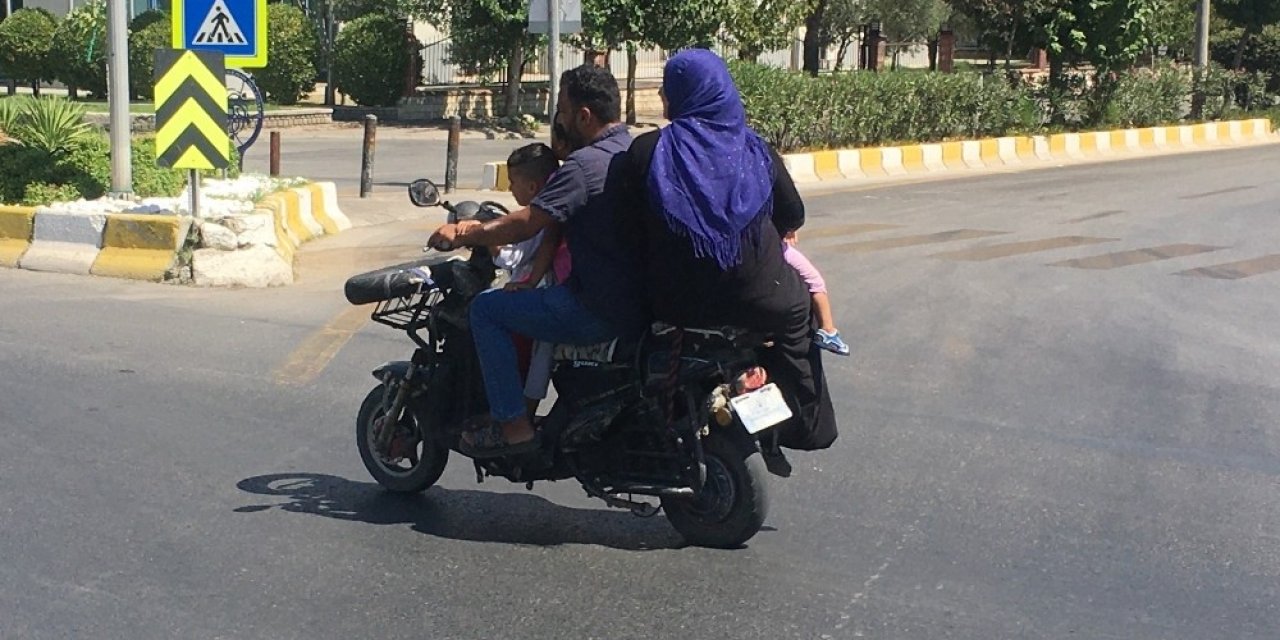 Beş kişi tek bisiklette! Hayatlarını hiçe saydılar