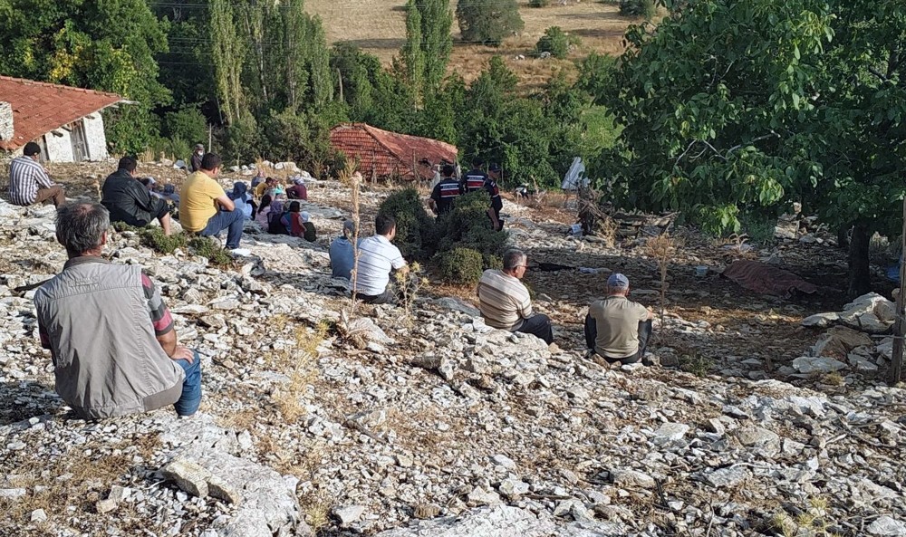 Yağmurdan kaçtı ağacın altında ölü bulundu