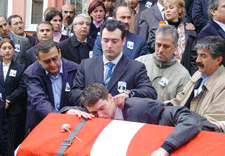 Öldürülen avukat toprağa verildi