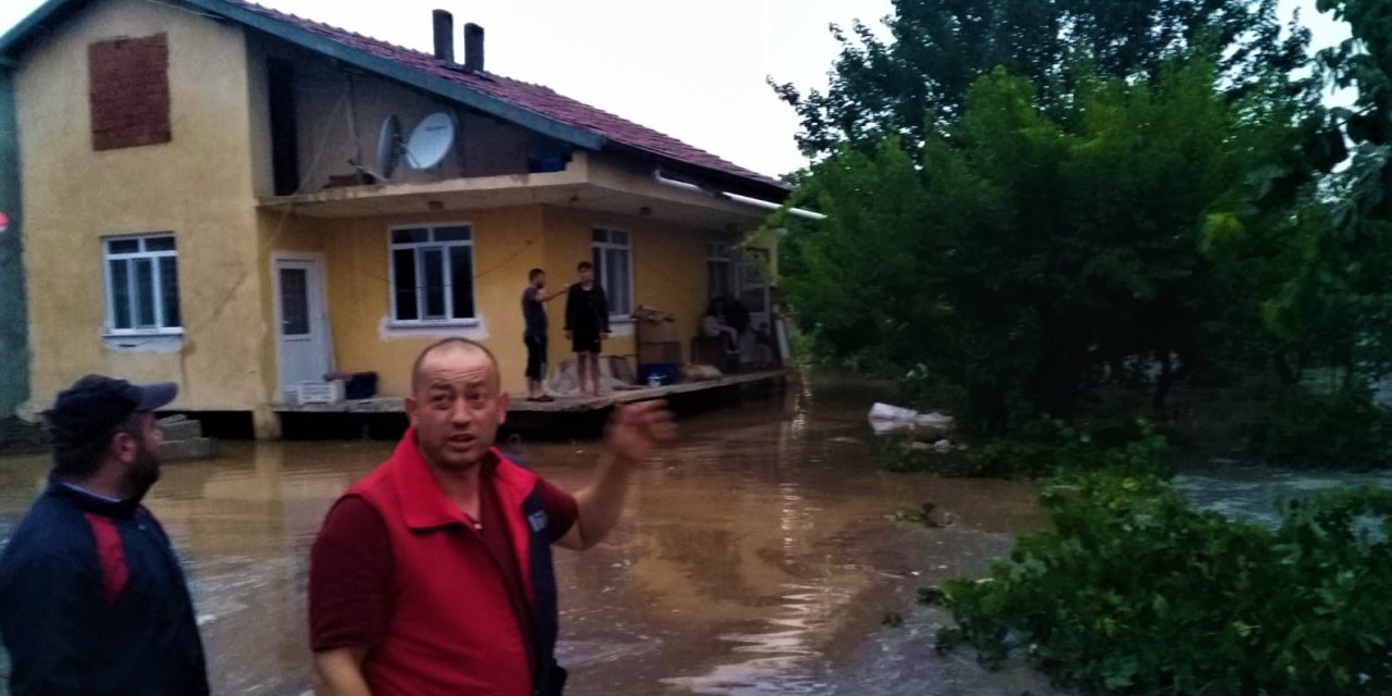 Sağanak yağış su baskınına neden oldu! Dereler taştı evleri su bastı