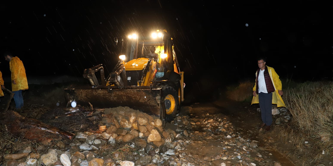 Şiddetli yağış dereleri taşırdı! Yollar trafiğe kapandı