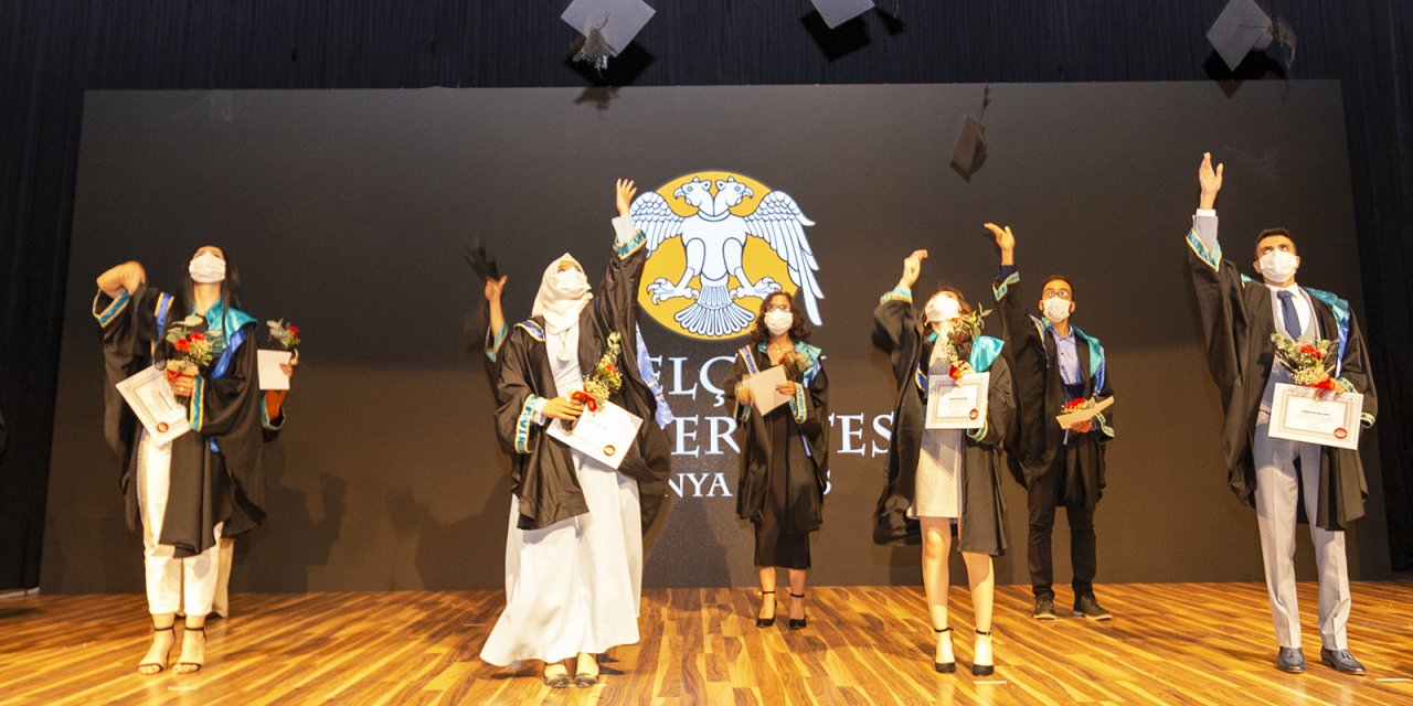 Selçuk Üniversitesi'nin 45'inci yıl mezuniyet töreni salgın tedbirleriyle yapıldı