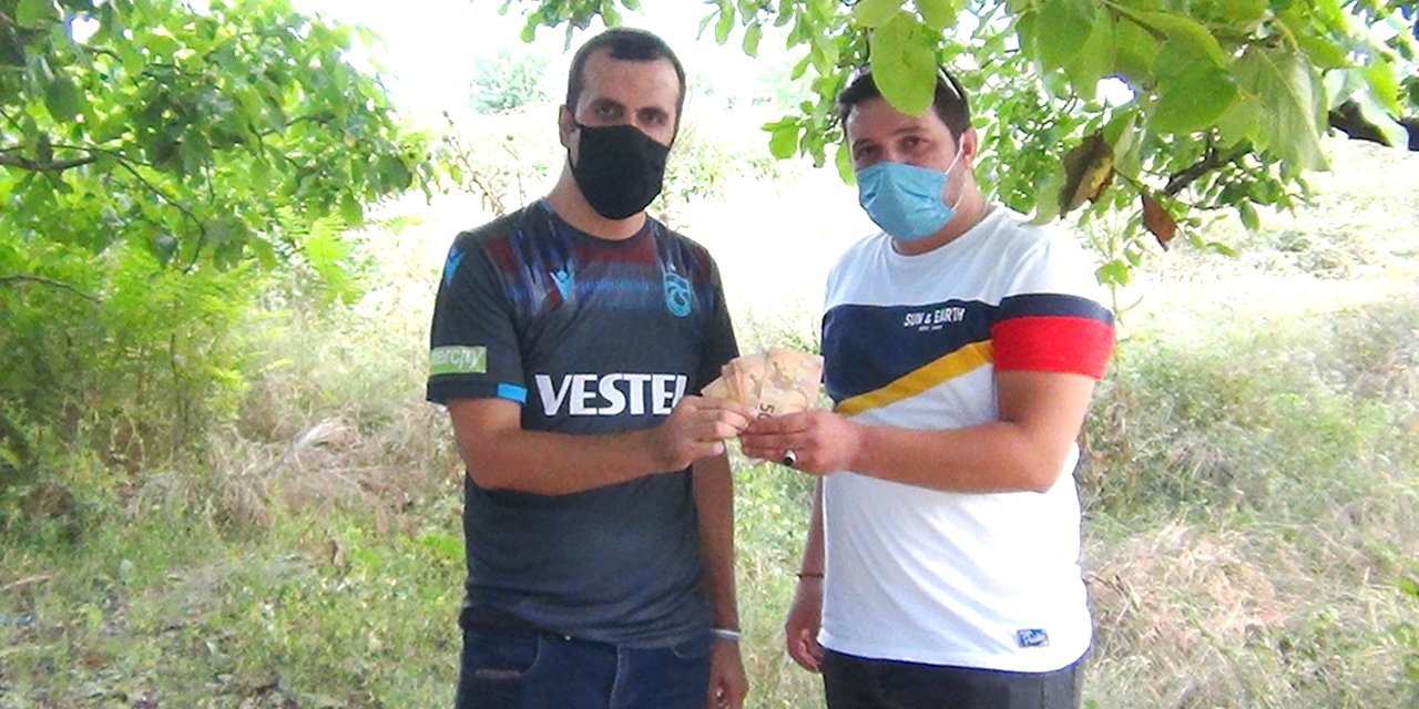 Yolda buldukları dövizin sahte olmadığını anlayan gençler 3'e böldükleri paranın sahibini arıyor