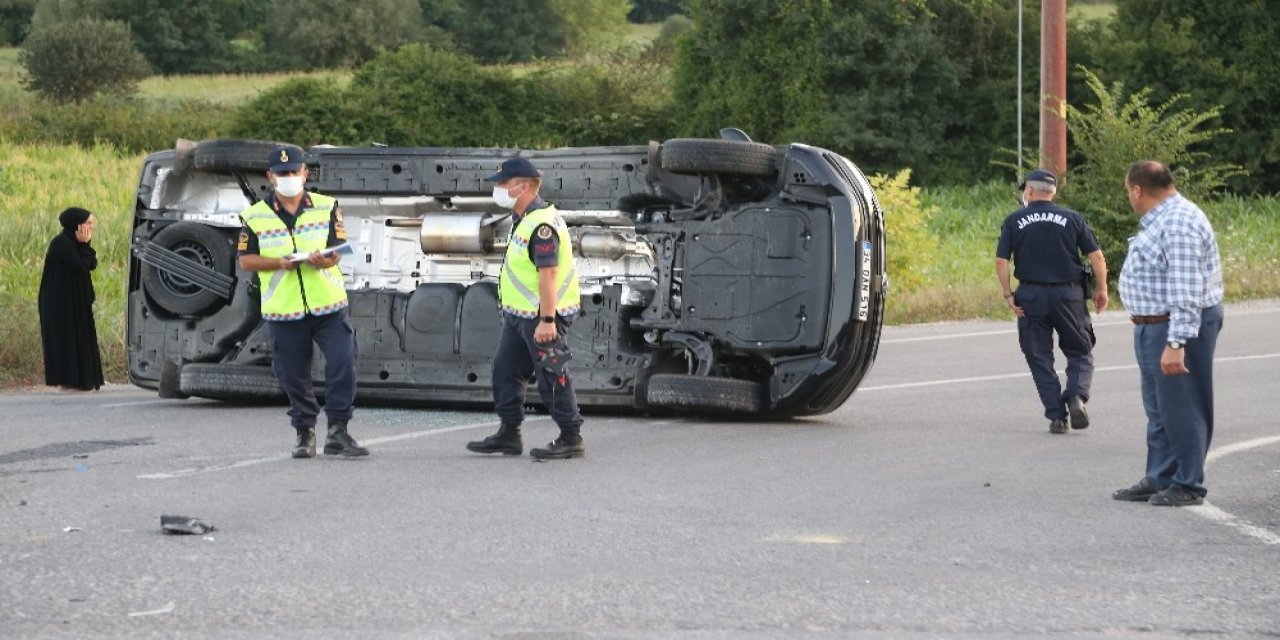 Tatilden dönüyorlardı! Otomobille çarpışan minibüs devrildi: 1'i ağır 4 yaralı