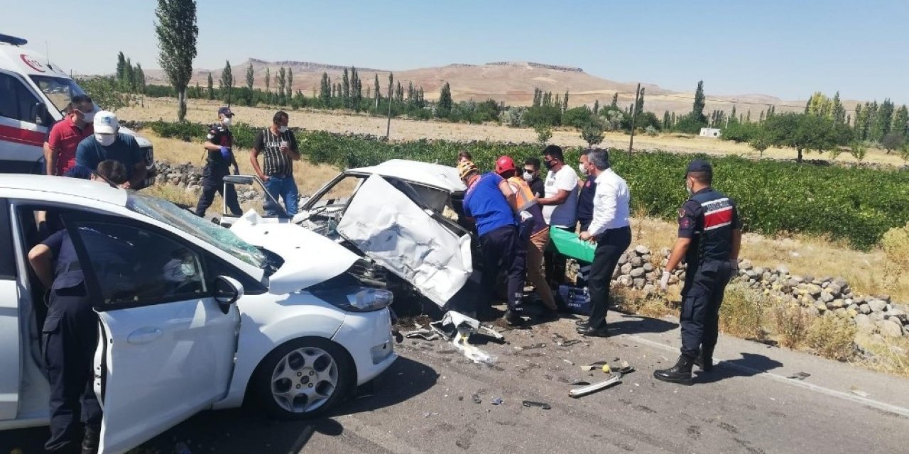 Aksaray’da trafik kazası! 1’i ağır 4 yaralı