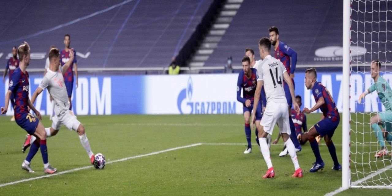 Bayern Münih Barcelona'yı 8-2'lik farkla yenerek tur atladı