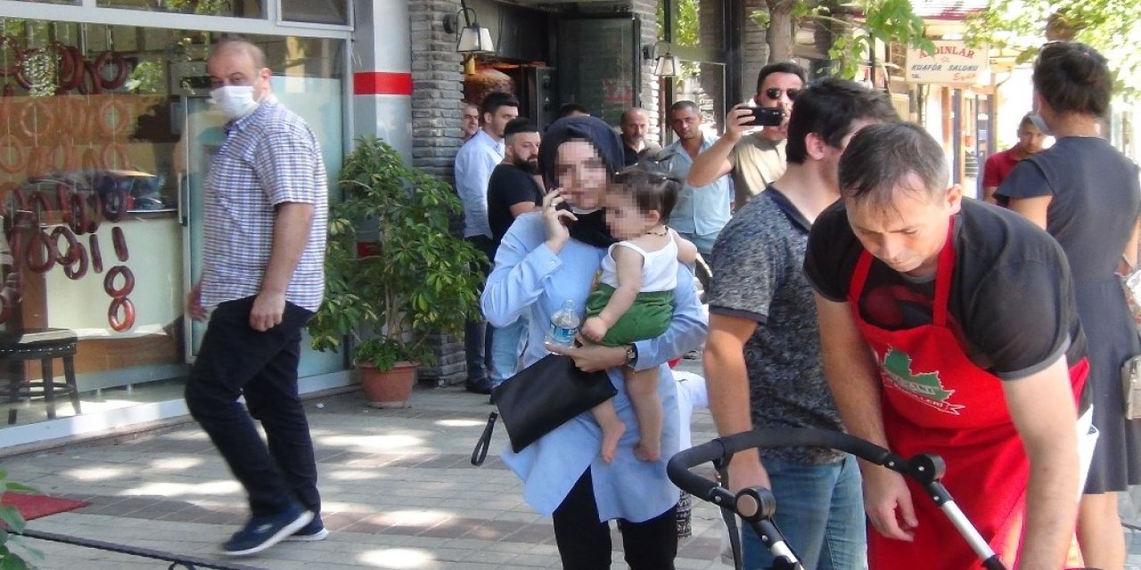 Bebek arabasıyla karşıya geçiyorlardı! Anne ve bebeğine otomobil çarptı