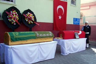 Emniyet amiri ve kızı toprağa verildi