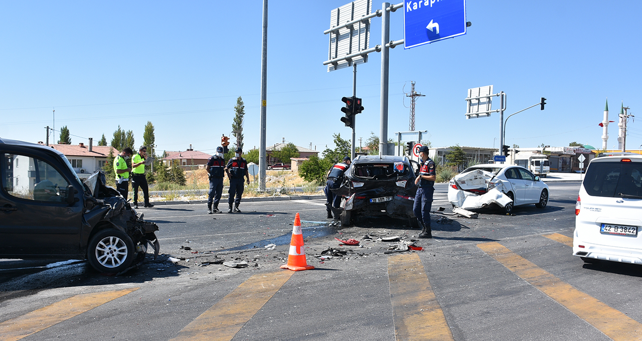 Konya-Aksaray yolunda zincirleme kaza! 3 yaralı