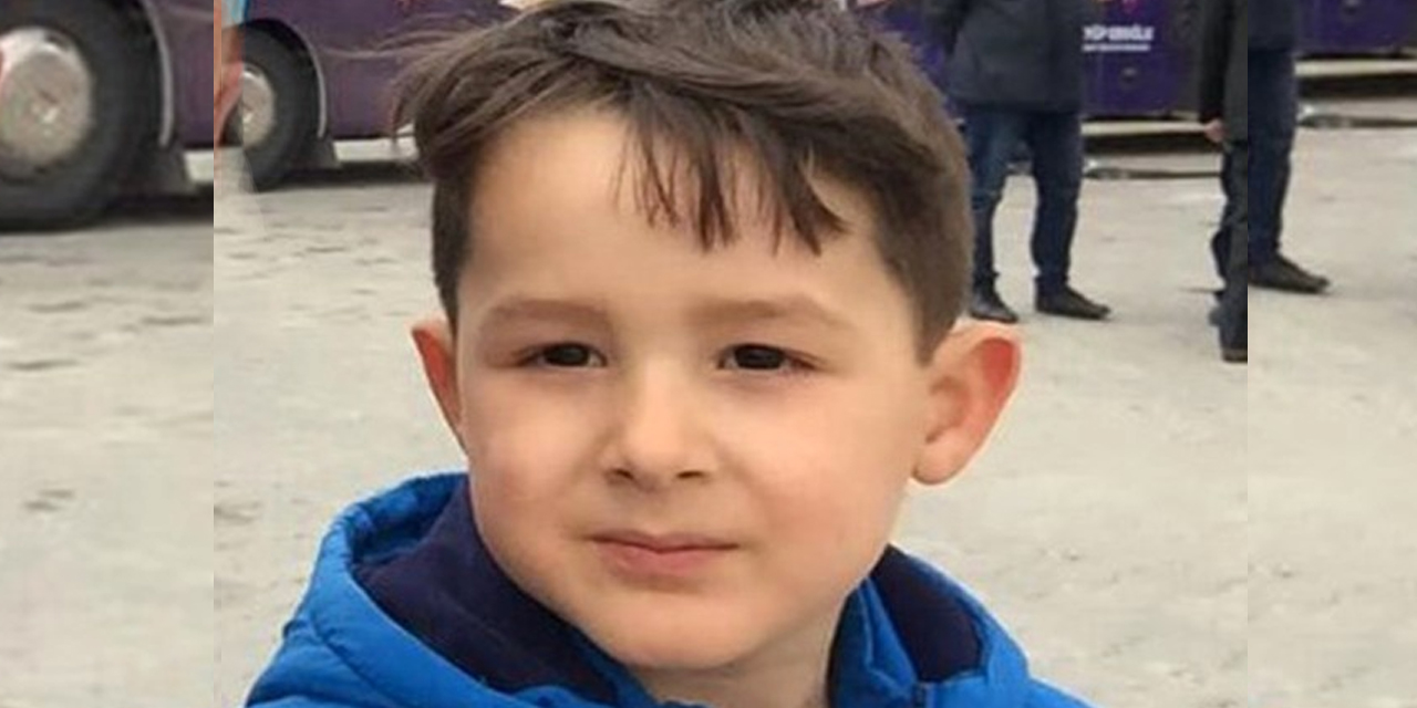 Seyir halinde minibüsün kapısı açıldı! Düşerek tekerin altında kalan 8 yaşındaki çocuk öldü