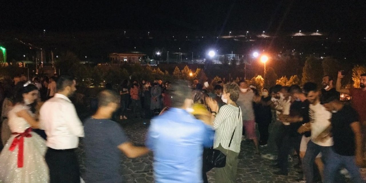 Korona vakalarıyla zirveyi zorlayan şehirde maskesiz ve mesafesiz halay çektiler