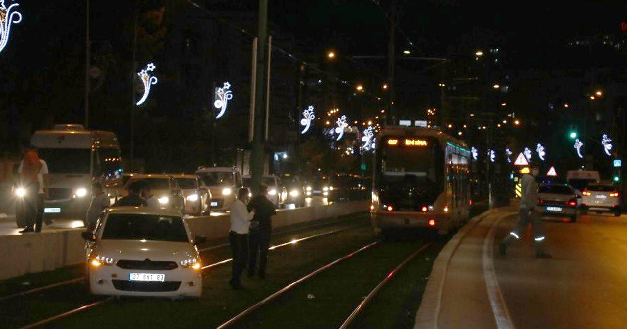 Kaza yapan araçlardan inenlere çarpmamak için direksiyon kırınca tramvay yoluna uçtu