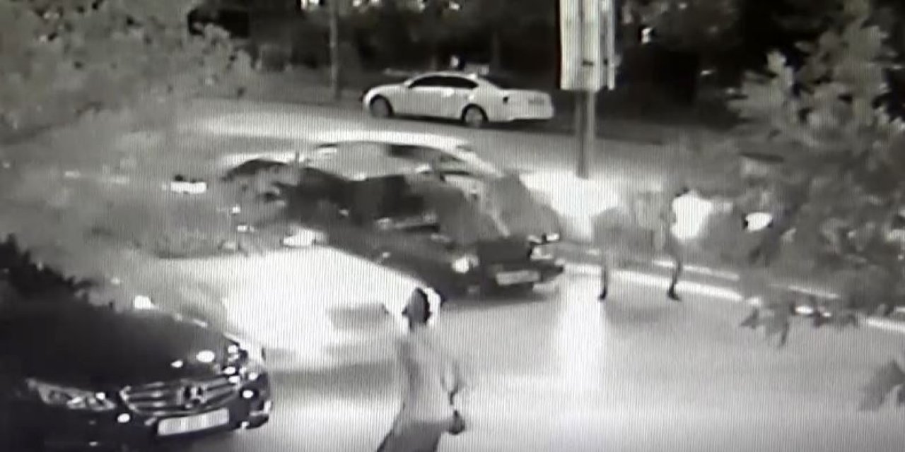Kaza yapan araçlarını kontrol ederken araba çarptı! Feci kaza kamerada