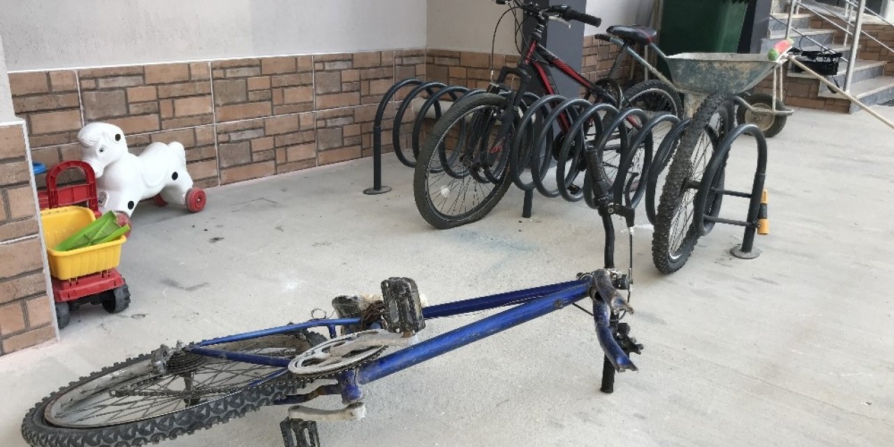Konya'da bisiklet hırsızı kilidi kıramayınca tekerlerini bırakıp gitti