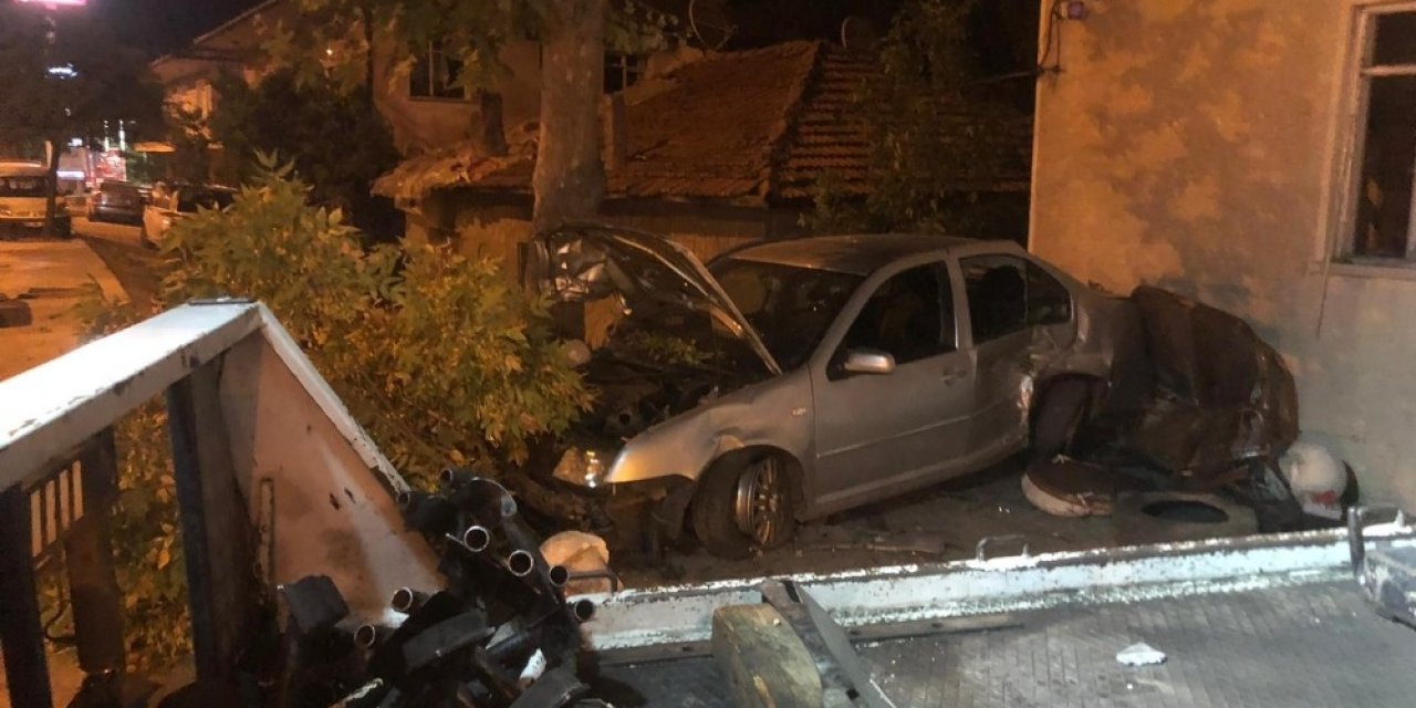 Kontrolden çıkan otomobil bambu dükkanına girdi