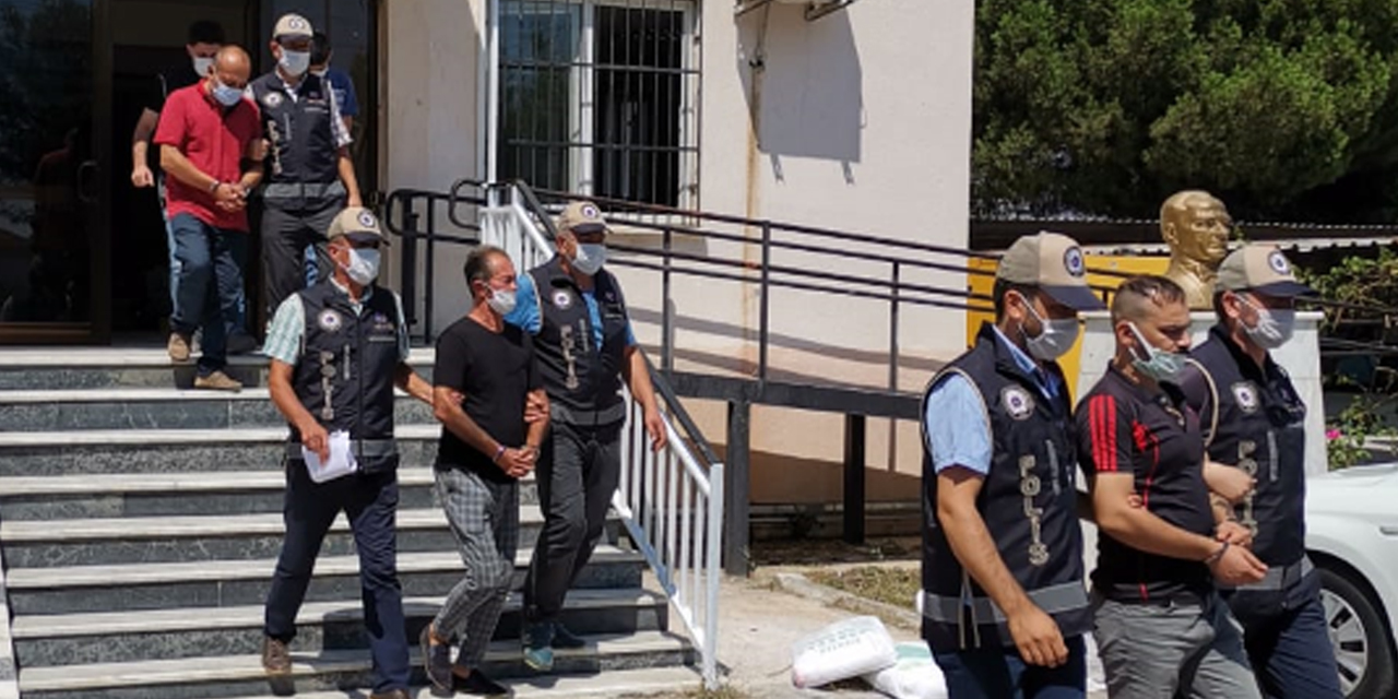 Kargocu kılığına giren polis aranan 2 kişiyi yakaladı