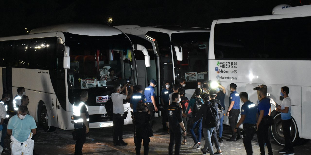 Tırda yakalanan 173 göçmen sınır dışı edilmek otobüslerle üzere Edirne'ye gönderildi