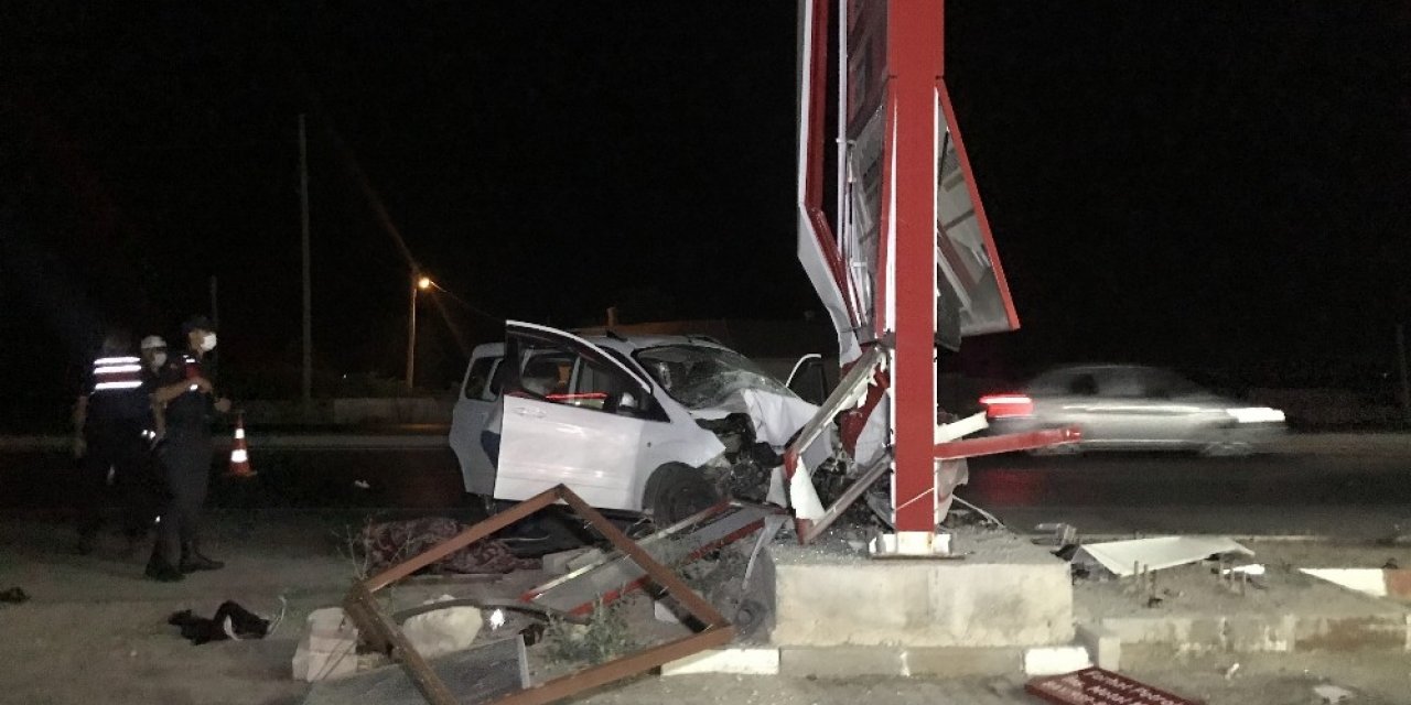 Konya Sakyatan'da feci kaza! Benzinlik tabelasına çarpan araçta 1 kişi öldü 2'si ağır 3 yaralı var