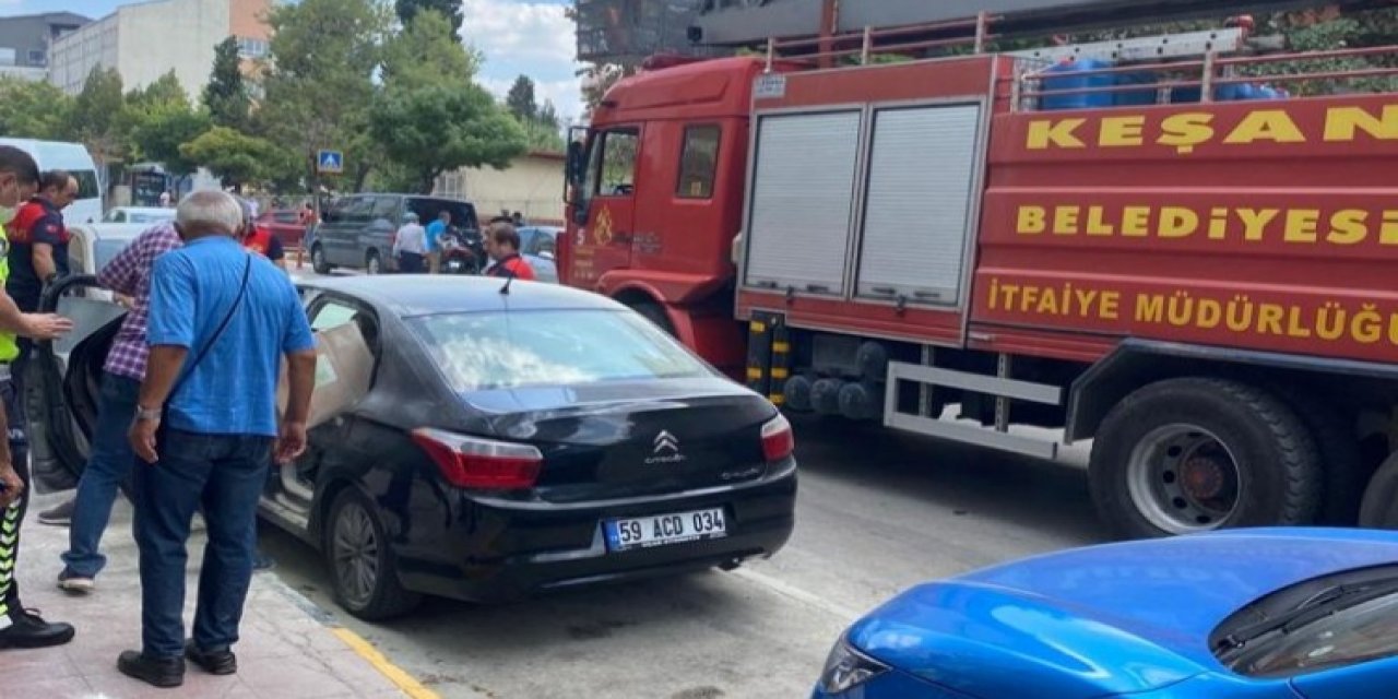 Araç içindeki dezenfektanlar alev aldı! Esnafın dikkati faciayı önledi