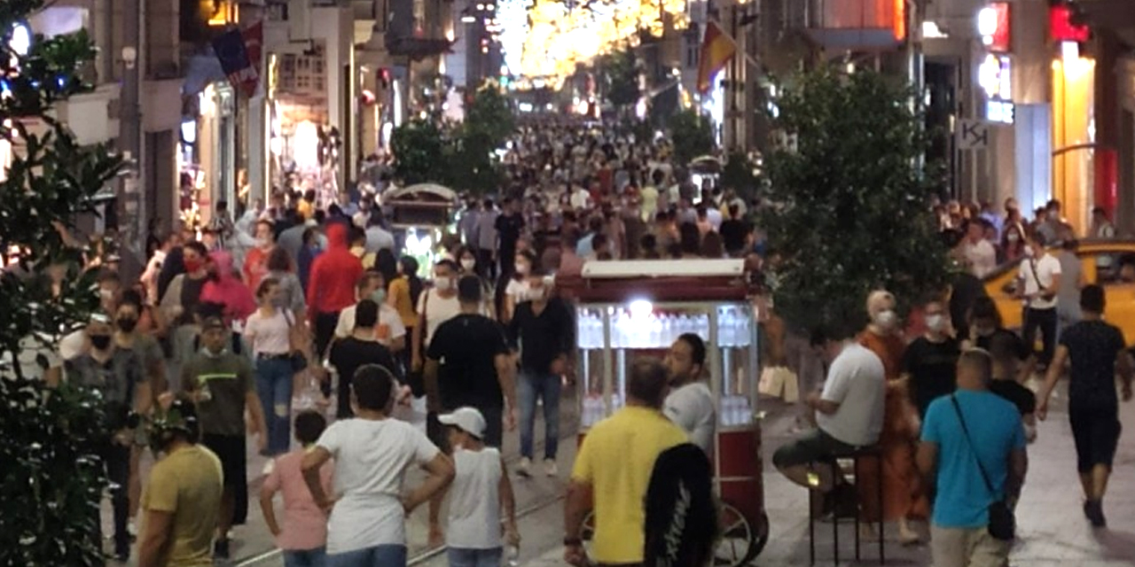 İstiklal Caddesi’nde gezenler virüsü umursamıyor