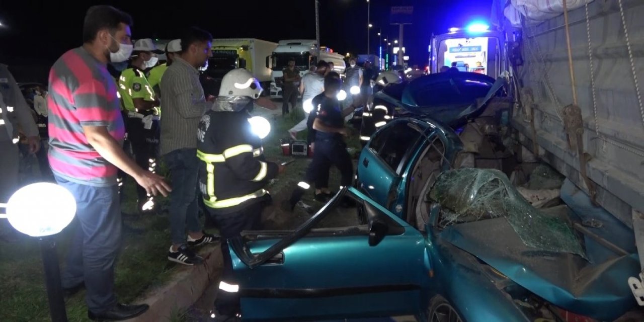 Kırıkkale-Ankara yolunda feci kaza! Tıra ok gibi saplanan otomobilde 1 kişi öldü 4 ağır yaralı var