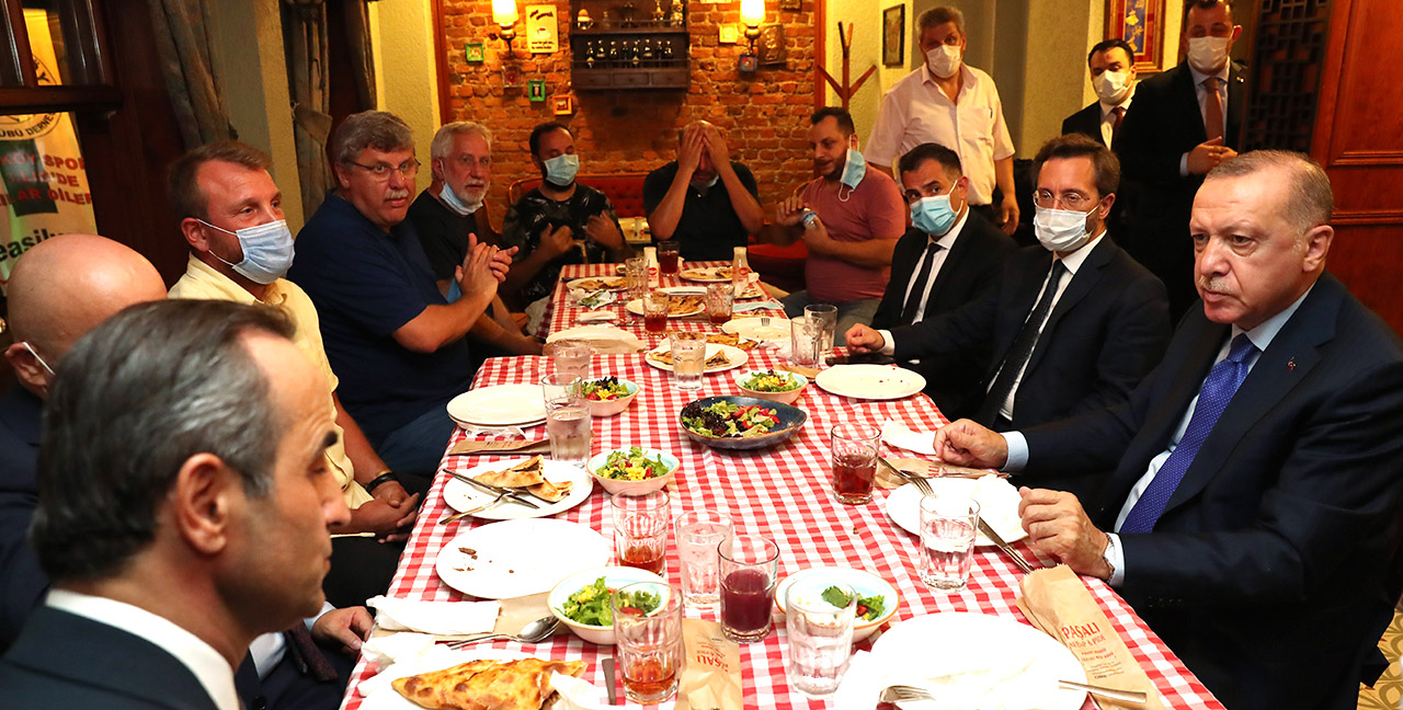 Erdoğan İstanbul'da restoranda yemek yedi vatandaşlarla sohbet etti