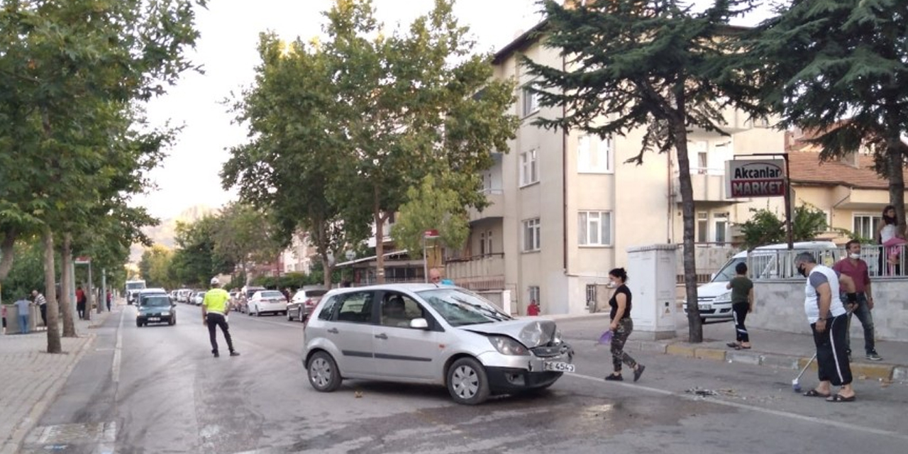 Kavşakta kafa kafaya çarpıştılar! 4 kişi yaralandı