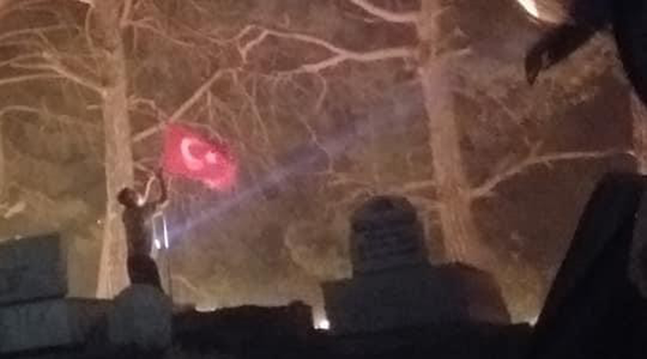 Şehidin mezarı başındaki Türk Bayrağını ve Kur’an-ı Kerimleri alevlerden kurtardılar