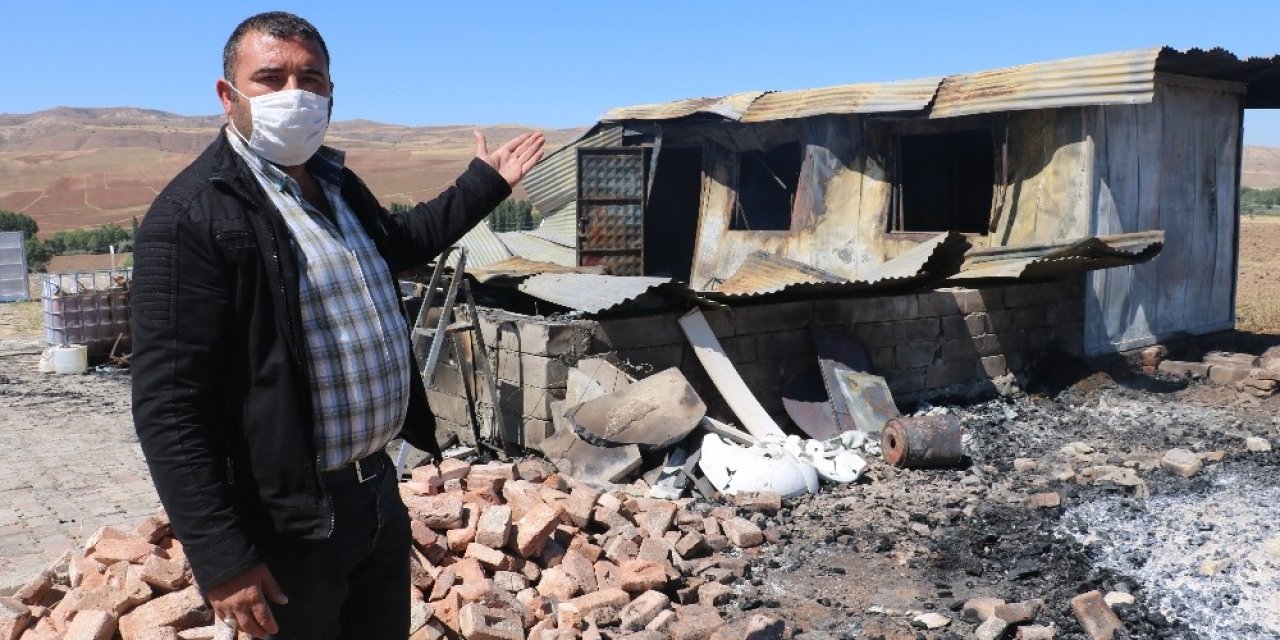 Sivaslı Fatih Arpa'nın evi yandı o yanan Türk Bayrağı'na üzüldü