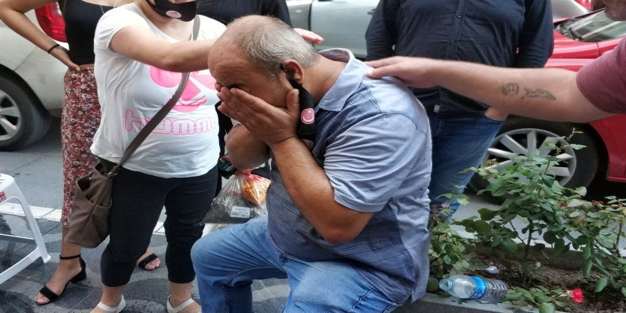 Sokakta yürürken kafasına tabela düşen adam yaralandı