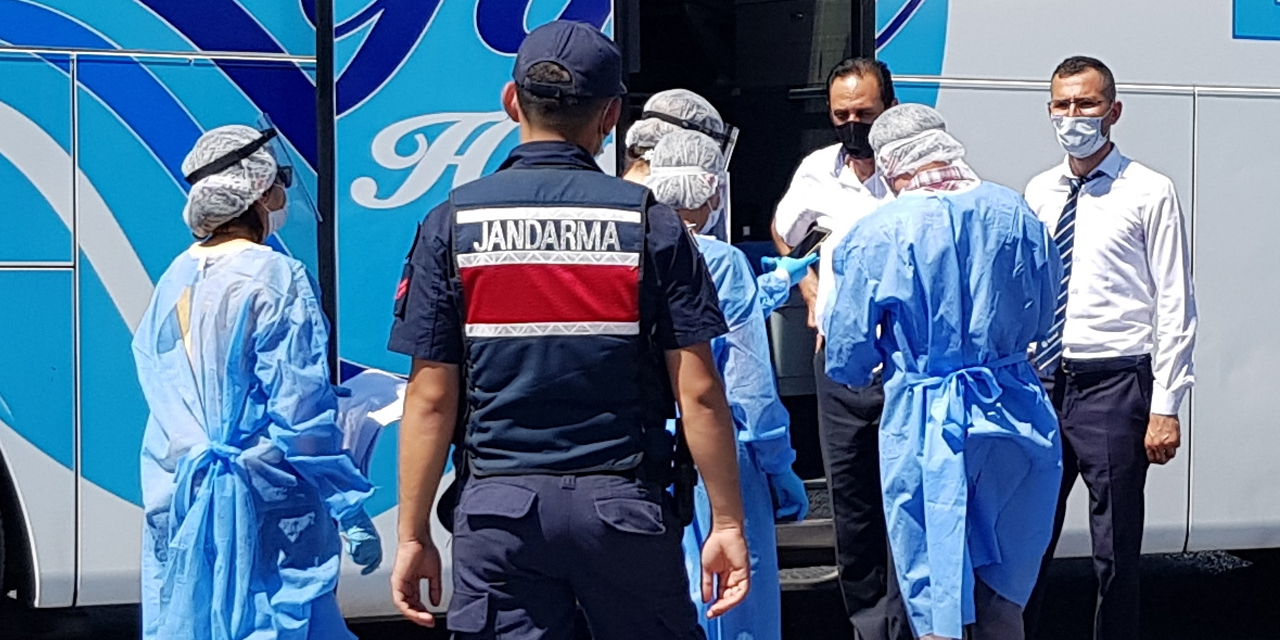 Karantinada olması gerekirken şehirler arası otobüste yakalandı