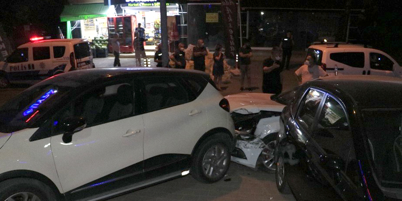 Alkollü sürücü önce 2 yayaya ardından 3 araca çarptı