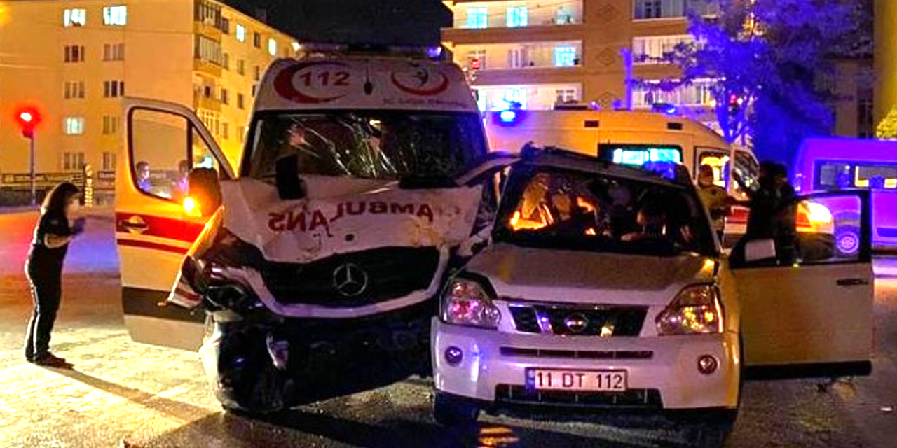 Bozüyük'te ambulans ile otomobil çarpıştı! Ambulans ve araçtaki 5 kişi yaralandı