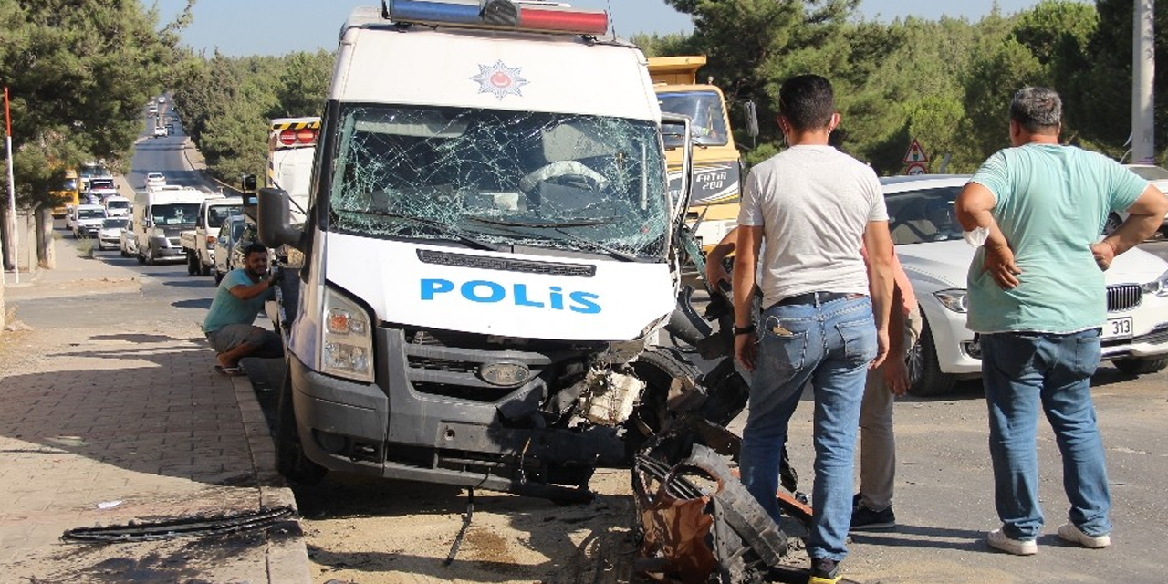 Karşı şeride uçan otomobil polis aracına çarptı! 2'si polis 3 yaralı