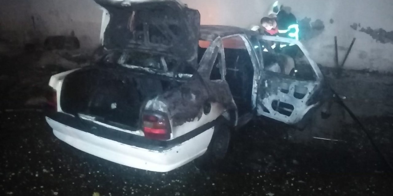 Parktaki otomobilde çakmakla oynayan çocuklar 2 aracı alev alev yaktı