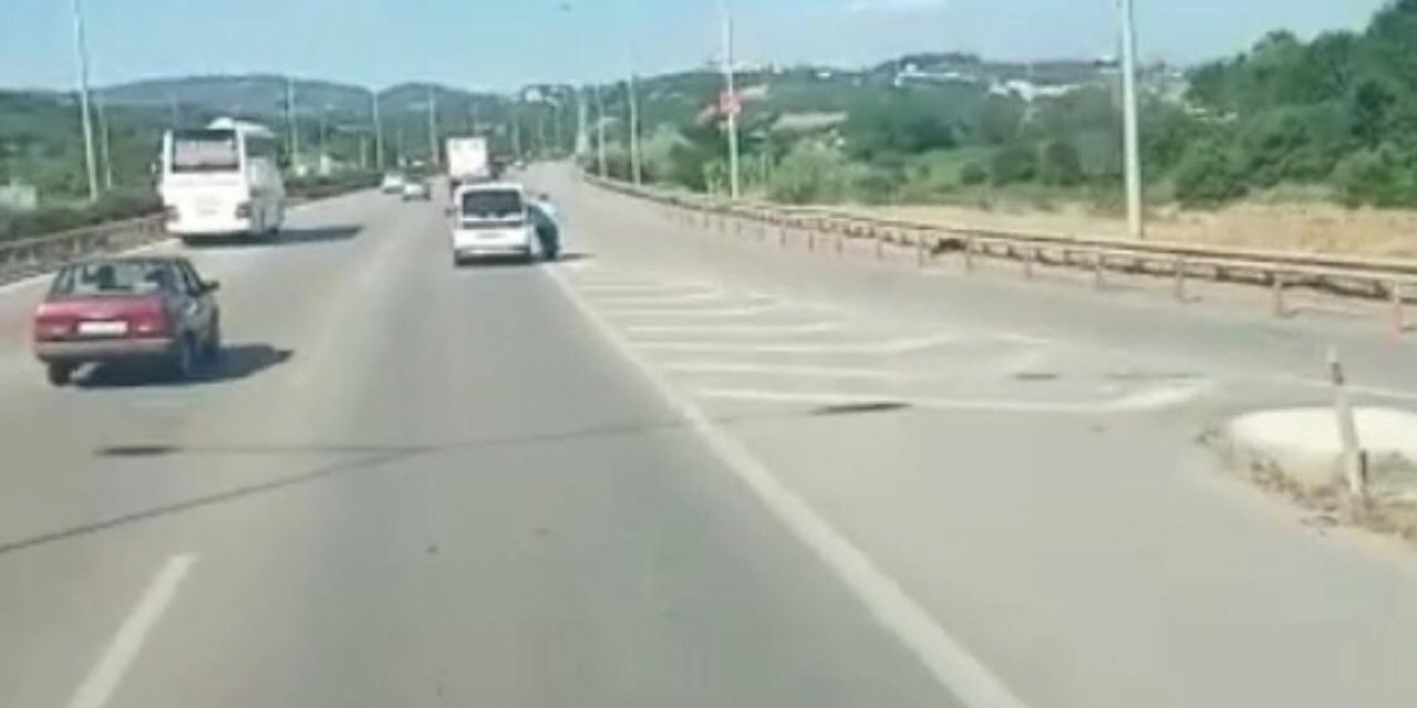 Ölümden böyle dönülür! Bisikletiyle aracın birinden tutundu sonu kötü olmadı