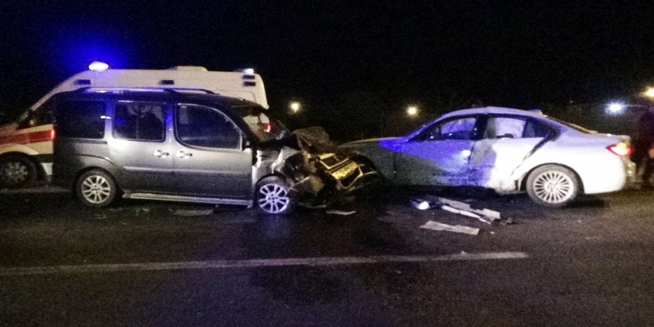 Hatalı sollama kaza getirdi! 2 araçta 5 kişi yaralandı