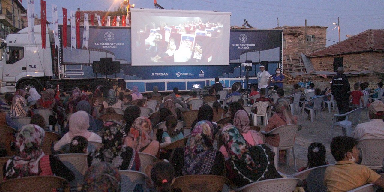 Konya Hüyük'te gezen sinema tırı keyfi